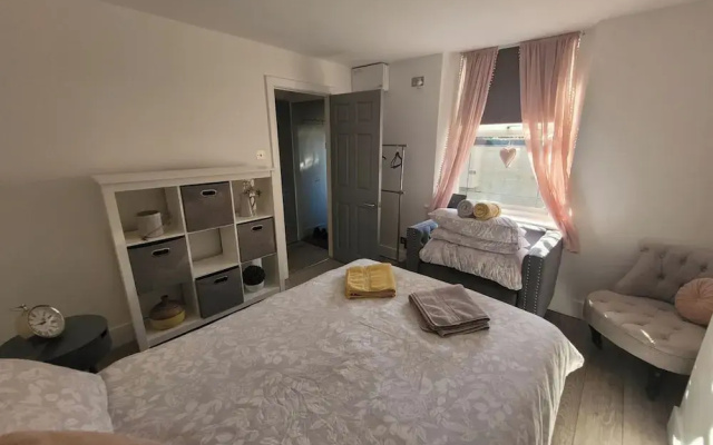 Apt - Sleeps 4/5 - Garden - Parking