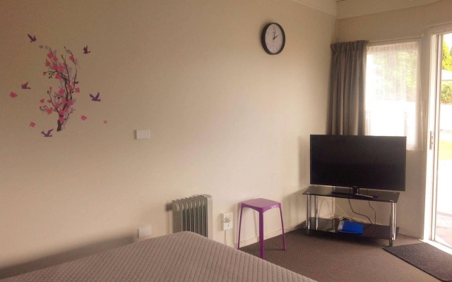 Rainbow Motel – Guest Rooms – Tauranga