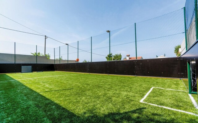 Amazing Home in Mravince With Sauna, Wifi and 9 Bedrooms