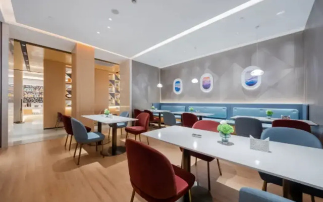 SKYBIRD Hotel (Shanghai International Resort - Chuansha Metro Station Store)