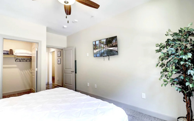 Rooftop Pool with Views-King Beds-Parking 1123