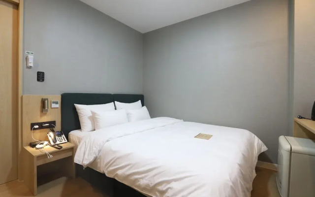 Geoje-Si Hound Hotel Jangseungpo