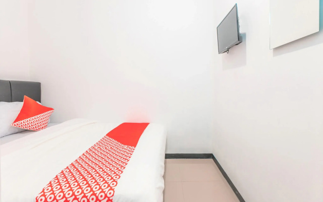 Super OYO 2223 J&b Room Utan Kayu