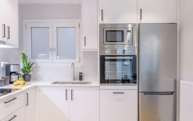 Sun-Splashed 2-BDR Corner Apartment with Hillside views!