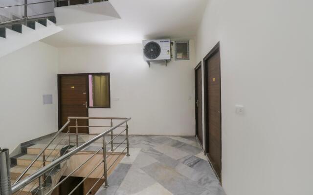 OYO 70049 Hotel Royal Palace 2