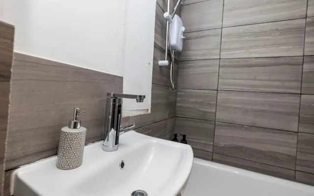 1 Bed-4guests-sofabed-wifi-closetocity-parking