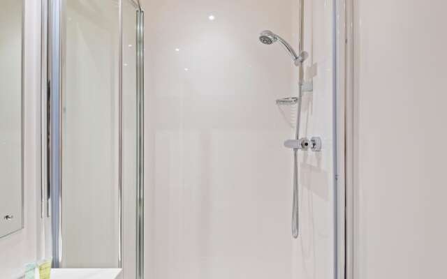 Central Modern Apt with Fast Wifi 6br - Sleeps6