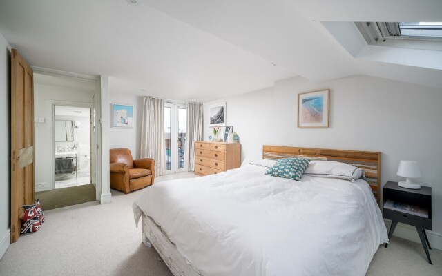 Altido Homely 4-Bed House W/ Terrace In Wandsworth