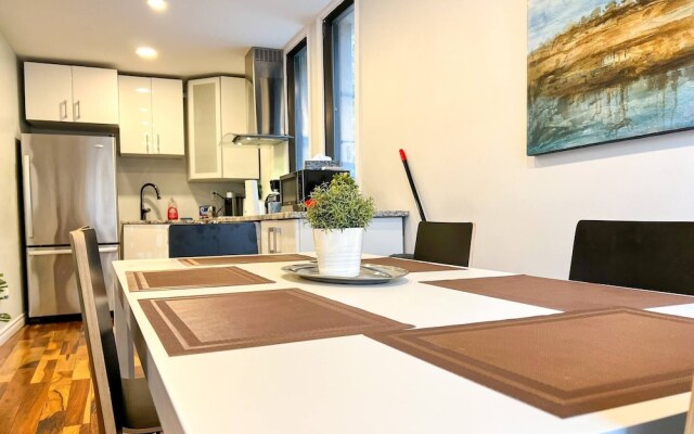 Chic Townhome With Garage Dt Mtl