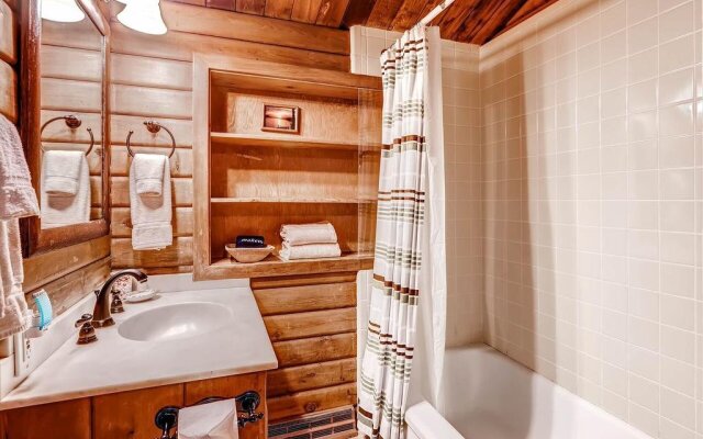 Alm Haus Standard Downtown Private Home by McCartney