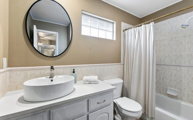 Scandinavian Chic – Hot Tub, Bikes and Lake Life!