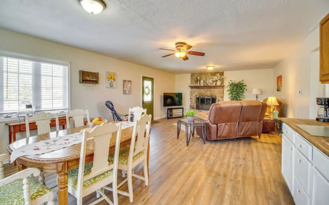 Homey Luray Cabin w/ Fire Pit & Deck!