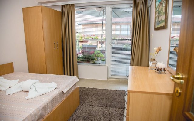 FM Deluxe 2-BDR Apartment with Parking