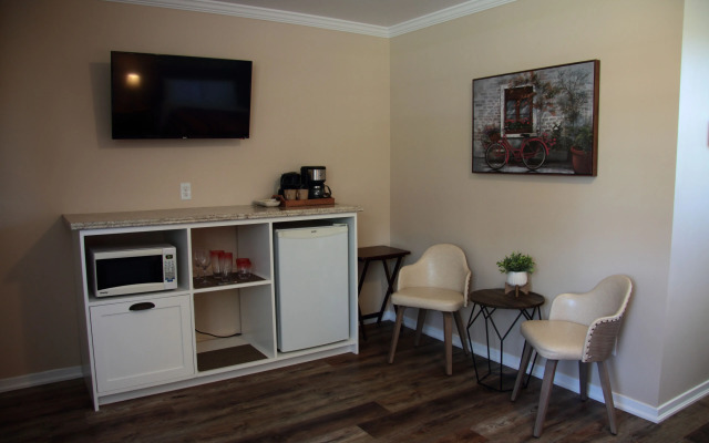 Carleton Inn and Cottages