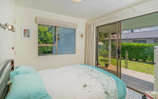Bay Coast Happy Place - Cooks Beach Holiday Home