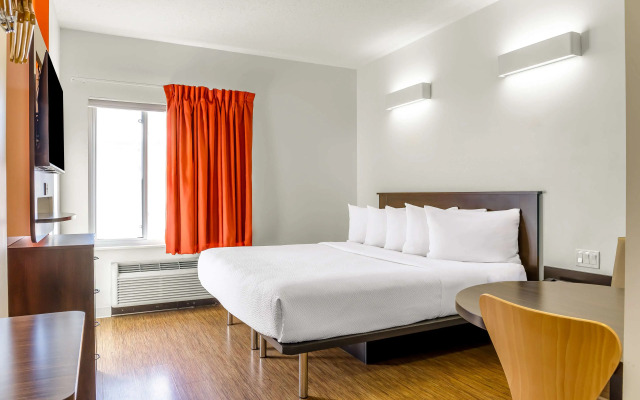 Motel 6 Swift Current, SK