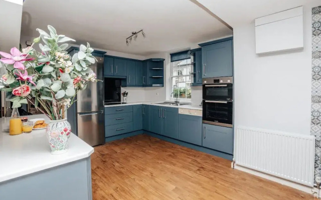 Montpellier House Centrally Located Large Garden - From 300 Per Night