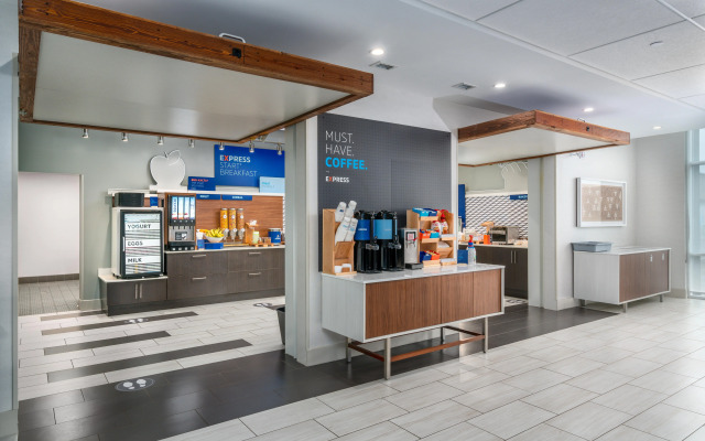 Holiday Inn Express & Suites Brandon by IHG