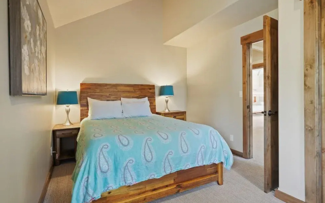 3 Tumalo Home with Wood Burning Stone Fireplace, Hot Tub, and BBQ on the Deck by RedAwning