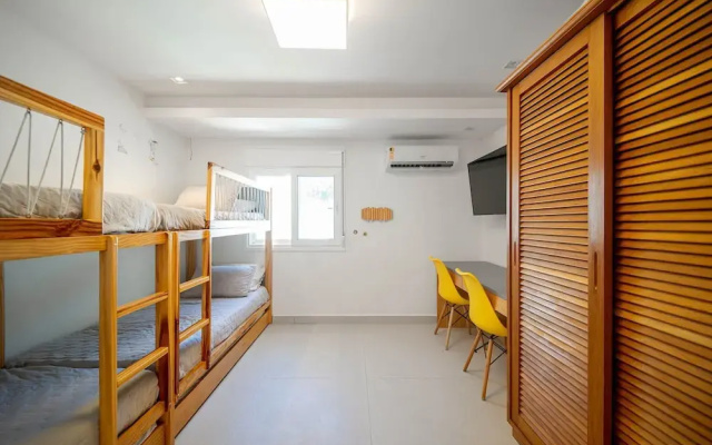 Bz77 Beachfront house with 4 suites!