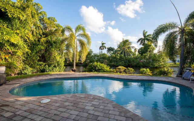 Stunning & Private 5 BDR Canal-front Home w/ Pool!