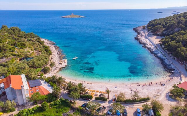 Apartments and Rooms Nikol