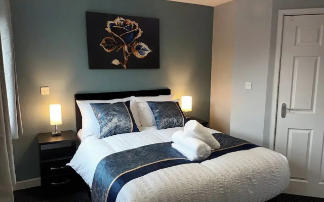 2 Bed House - Sleeps 6 - Parking - Wifi