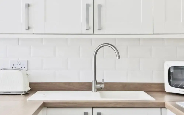 Newly Refurbished Flat With Great Transport Links