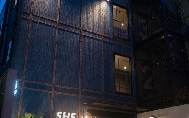 Hotel She, Osaka