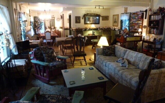Spruce Moose Lodge and Cottages