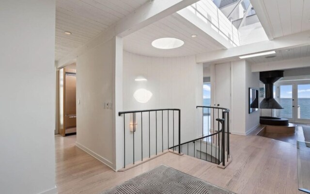 Coastline Villa In Malibu