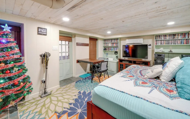 Beckley Studio w/ Private Hot Tub & Home Gym!