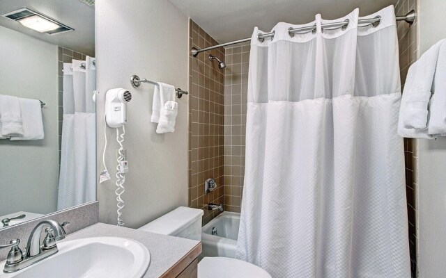 Roomy Condo with Great Amenities - VS438 by RedAwning