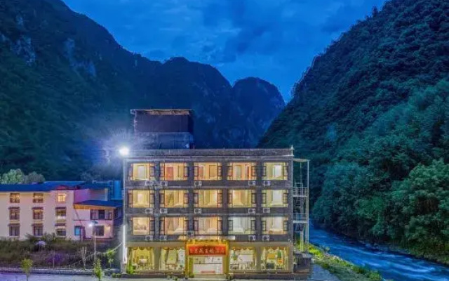 Lixian Yujingyuan Theme Hotel（Bipenggou Scenic Area · Lixiao Road Store）