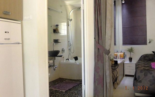 Nuriel Fruit & Guest House