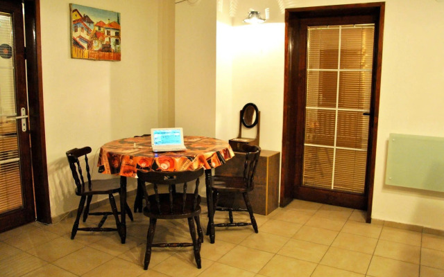 10 Coins Hostel