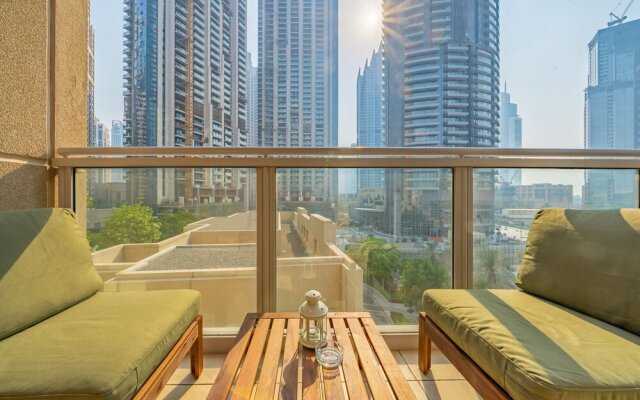 Monty - Stylish Apartment with Partial Burj Khalifa View