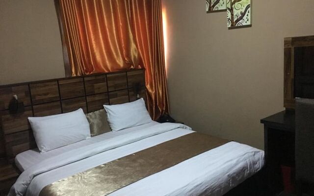 Momak 5 Hotel and Suites