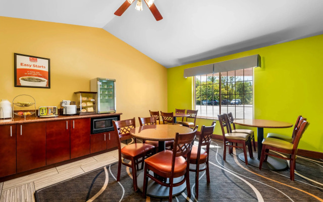 Econo Lodge Inn & Suites