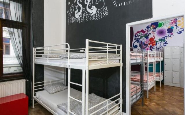 Art Hole Hostel