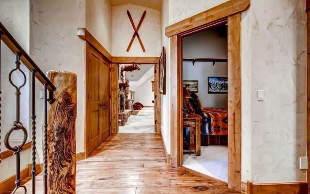 Hatari Lodge 5 Bedroom Home by RedAwning