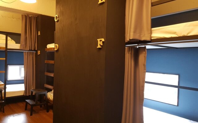 Travel Light Hostel