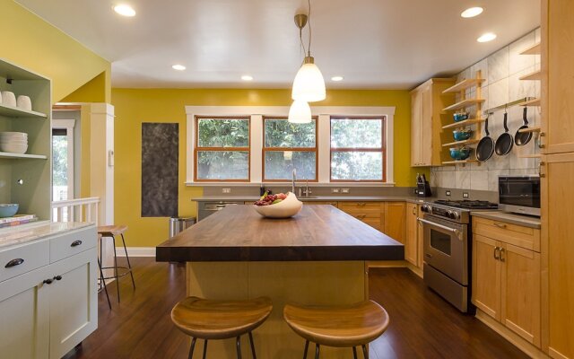 Sleeps 16 Luxurious 6BR Seattle Home