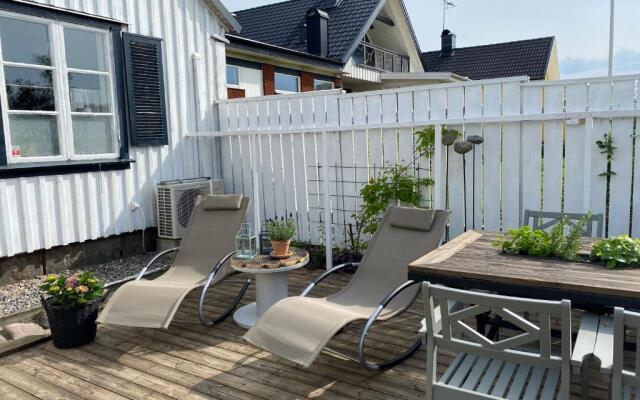 B&B Bland ormbunkar och rosor