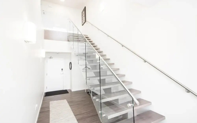 Spectacular 2bedroom and 2bath Penthouse With Parking