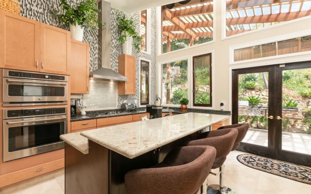 Skyhill Oasis W/ Hot Tub Walk To Universal 4 Bedroom Home