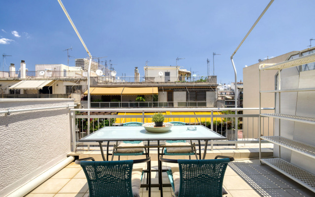 Snug apartment in Αθήνα with veranda