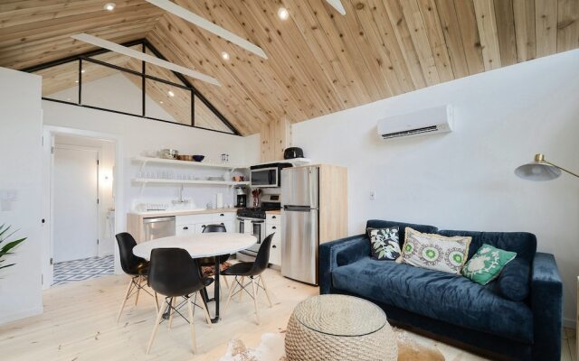 1BR SoCo Treehouse Studio by RedAwning