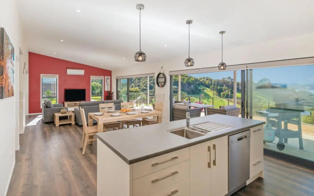 Peace and Paradise - Whitianga Holiday Home