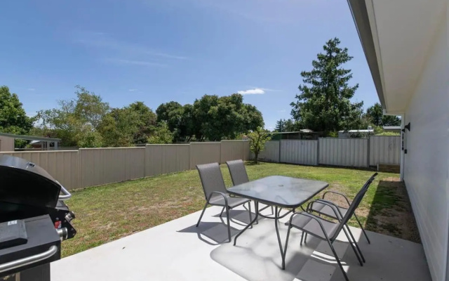 Villa on Matthews, Quite, Modern, Fresh, Free Wifi – Outside – Orange